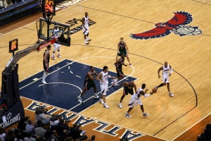 de Atlanta Hawks in actie tijdens een basketbalwedstrijd | Atlanta GA de Atlanta Hawks in actie tijdens een basketbalwedstrijd | Atlanta GA
